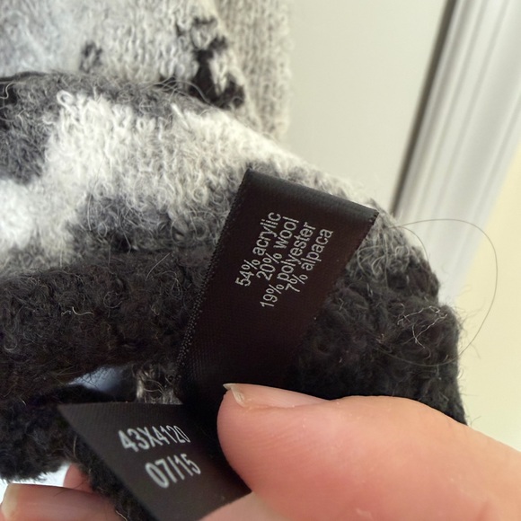 NWT WOOL ALPACA THE LIMITED GEOMETRIC Cozy Gray and Black Patterned Sweater - Picture 4 of 6